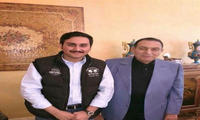 كويتي ينشر صورة له مع الرئيس الأسبق مبارك في فيلا مصر الجديدة بصحة جيدة موقع السلطة