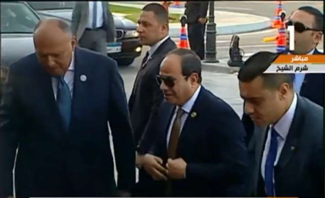 الرئيس السيسي لحظة وصولة مقر القمة العربية الأوروبية 