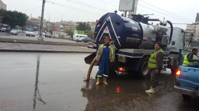 شركة الصرف الصحى تزيل تجمعات مياه الأمطار