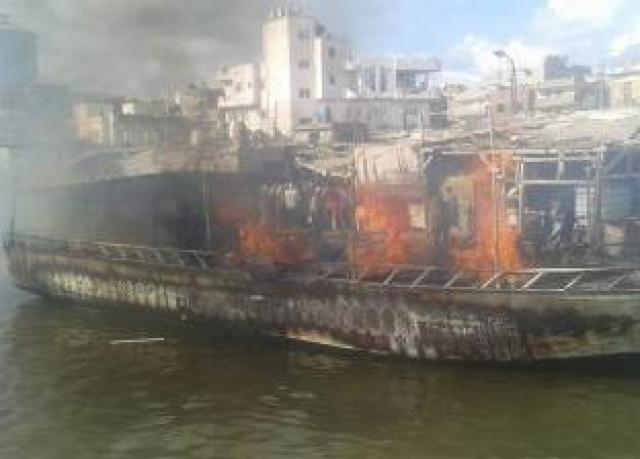 حريق مركب سياحى على شاطئ النيل