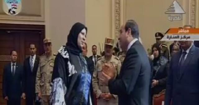 الرئيس السيسي مع والدة الشهيد جندي محمد صبري