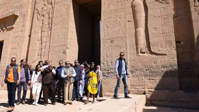 الرئيس السيسي مع الشباب من معبد فيلة