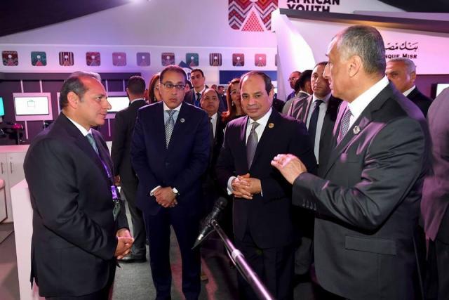 الرئيس عبد الفتاح السيسي خلال زيارته لجناح البنك الأهلي في أسوان