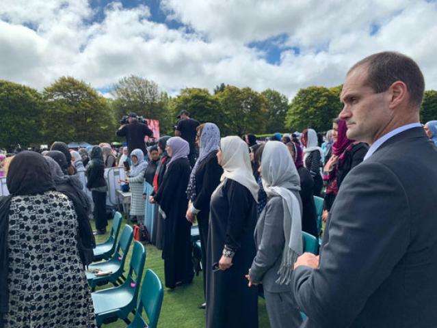 وزيرة الهجرة تشارك في الجنازة-الرسمية لشهداء حادث مسجدي نيوزيلندا