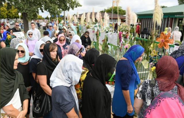 نساء نيوزيلندا بالحجاب تضامنا مع شهداء الحادث الارهابي
