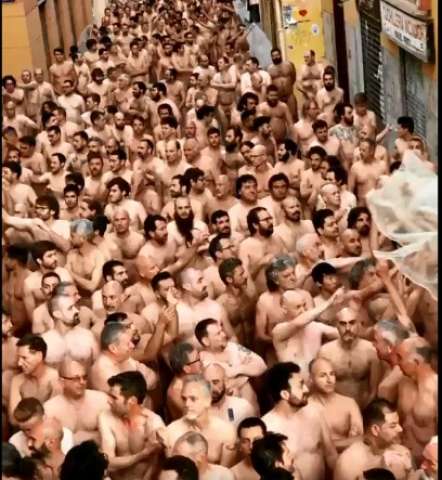 مئات السكان يتعرون في شوارع إسبانيا