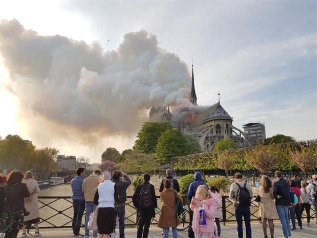 سكان باريس يتابعون انهيار كاتدرائية نوتردام