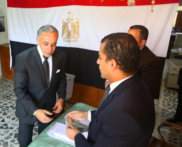 السفير علاء موسى يدلي بصوته في الاستفتاء