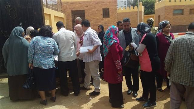 المصريون يودلون بأصواتهم في الاستفتاء على الدستور