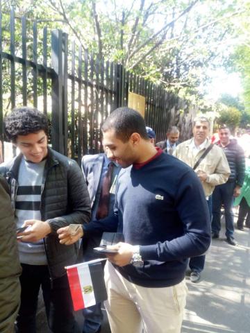 المصريون فى ميلانو يشاركون باستفتاء الدستور