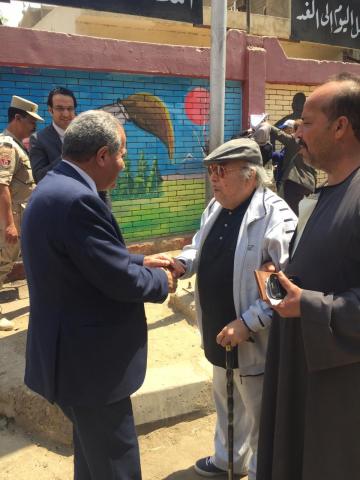 وزير التموين يصافح المواطنين عقب الإدلاء بصوته فى الاستفتاء 