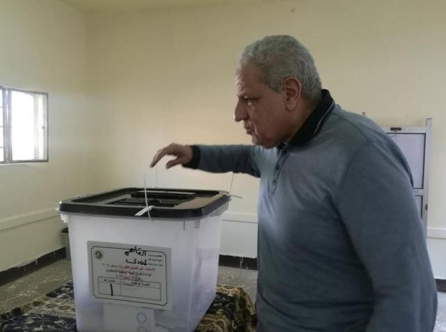 المهندس ابراهيم محلب خلال الإدلاء بصوته في الاستفتاء