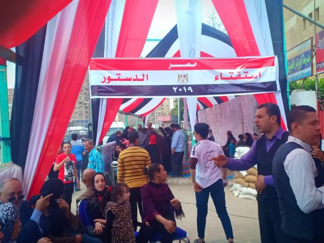 المصريون أمام لجان الإستفتاء