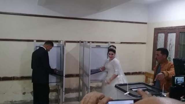 عروسان داخل لجنة الاستفتاء 