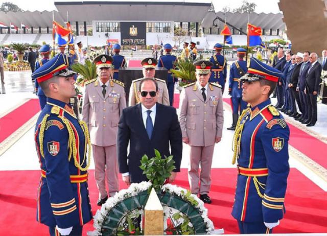 الرئيس السيسي يضع إكليل الزهور علي النصب التذكاري للجندي المجهول
