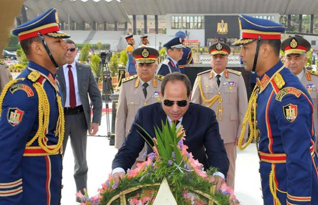 أرشيفية-وضع إكليل من الزهور على النصب التذكارى 