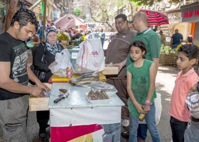 اقبال المصريين على تناول الفسيخ