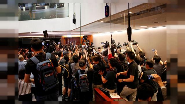 اشتباكات بين مشرعين في هونج كونج