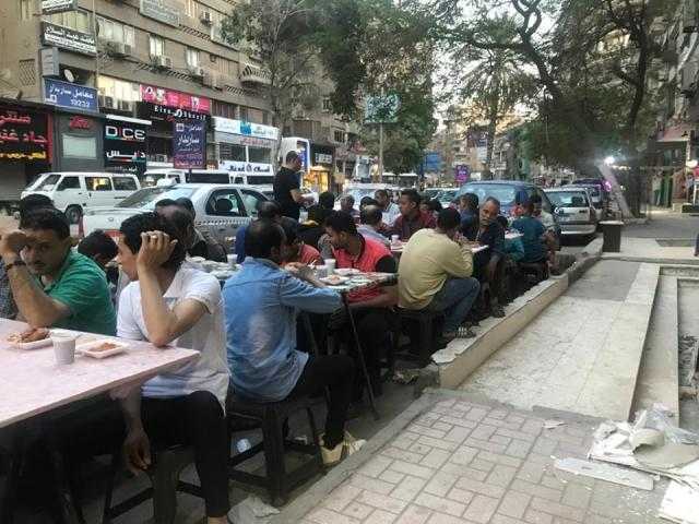 مائدة للصائمين بأيادٍ قبطية.. 300 وجبة فراخ يومياً في شهاب (صور)