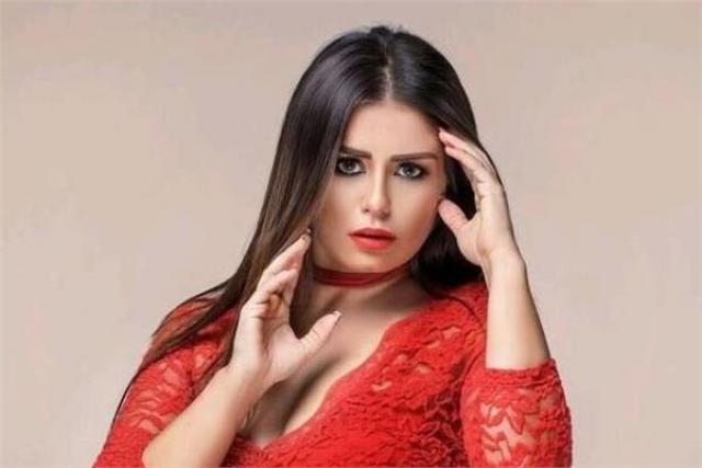  الفنانة منة فضالي