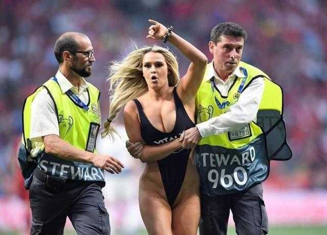 فتاة عارية تشعل مباراة ليفربول وتوتنهام.. وقوات الأمن تتدخل (صور)