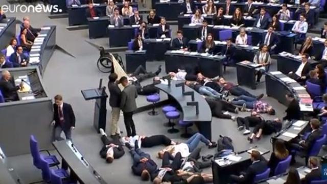 نشطاء يقتحمون البرلمان الألمانى