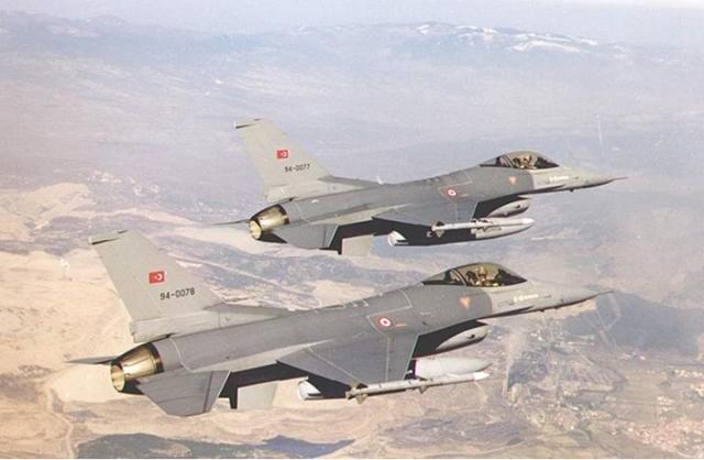 طائرتين حربيتين من سلاح الجو التركي 