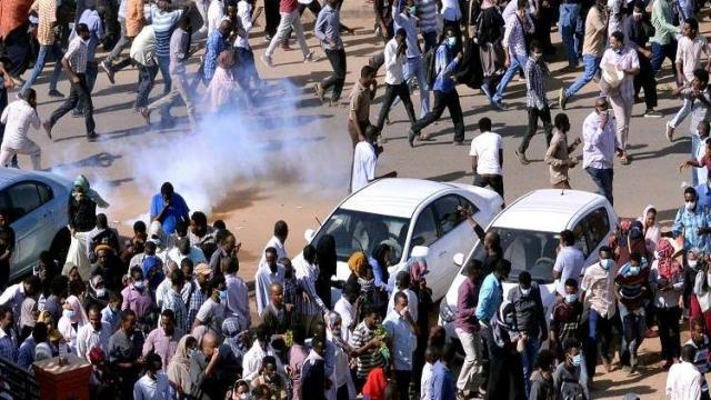  الشرطة السودانية الغاز المسيّل للدموع