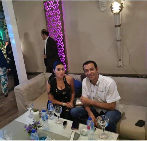مطفى شعبان ورانيا يوسف خلال افتتاح المطعم