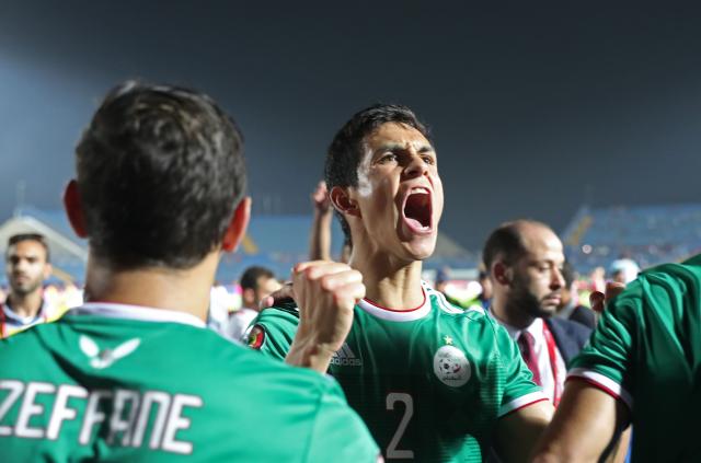 منتخب الجزائر أثناء احتفاله بالصعود لنصف نهائي أمم أفريقيا 2019