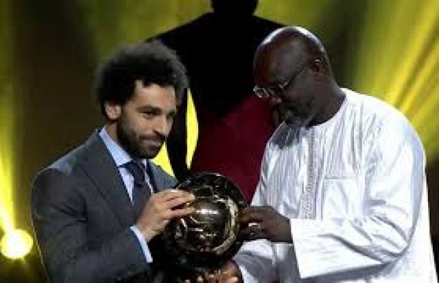 محمد صلاح أثناء تتويجه بلقب أفضل لاعب العام الماضي