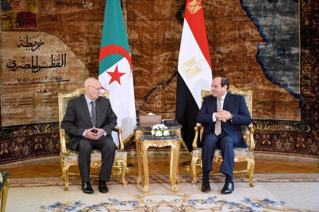 الرئيس عبدالفتاح السيسي والرئيس المؤقت عبد القادر بن صالح الرئيس الجزائري