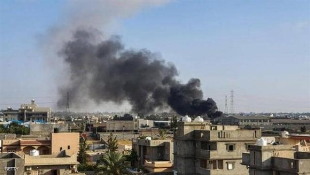 الجيش الوطني الليبي يقصف معسكرا للميليشيات