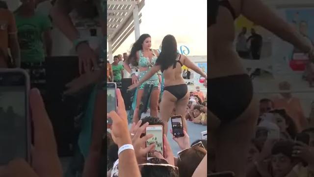 فيديو رقص صوفينار على الشاطئ