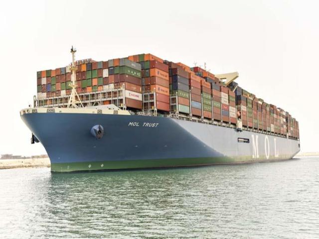 أكبر سفينة نقل في العالم قناة السويس لأول مرة
