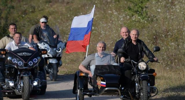 بوتين يقود الدراجة النارية