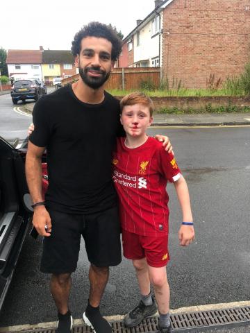 محمد صلاح والطفل المصاب