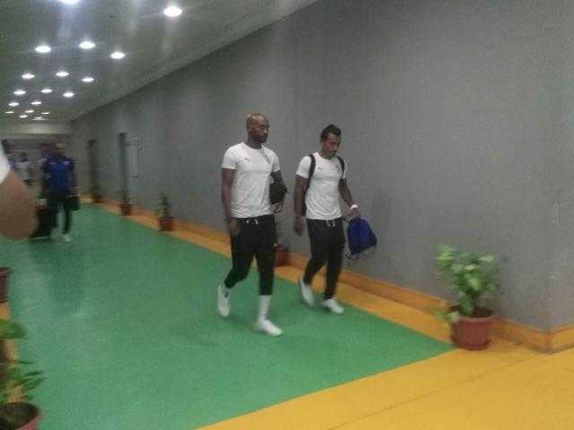 لاعبو الزمالك وطاقم الحكام يصلون برج العرب.. وجينيراسيون فوت ”غائب”