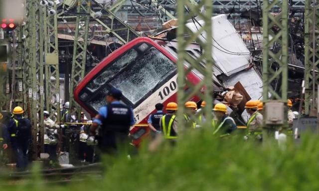 حادث تصادم قطار بشاحنة قرب طوكيو 