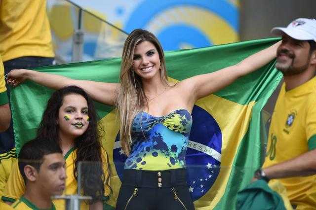 معلق يرتبك بعد رؤيته مشجعة برازيلية مثيرة بالمدرجات (فيديو)