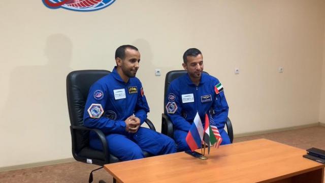 محمد بن زايد يلتقي أول رائد فضاء عربي