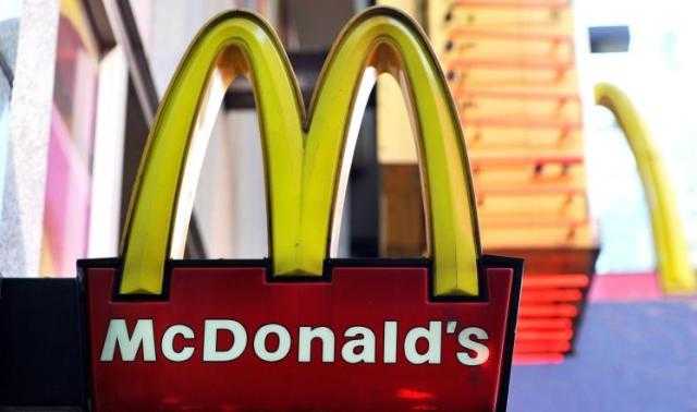ماكدونالدز توافق على بيع مطاعمها في روسيا لمشغلها الحالي