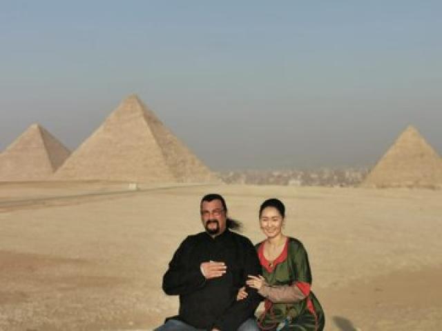 ستيفن سيجال وزوجته يزوران الأهرامات