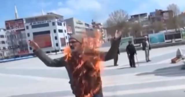 مواطن تركي يشعل النار في نفسه