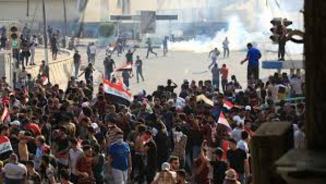قنابل غاز مسيلة للدموع لتفريق متظاهري العراق- أرشيفية