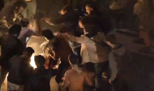 لبناني يحرق نفسه وسط المتظاهرين 