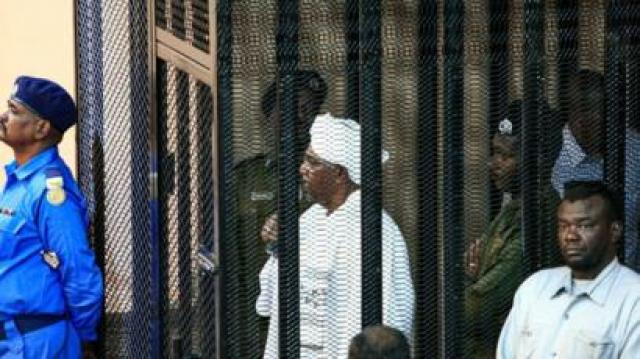 عمر البشير الرئيس السوداني السابق أثناء محاكمته - أرشيفية 