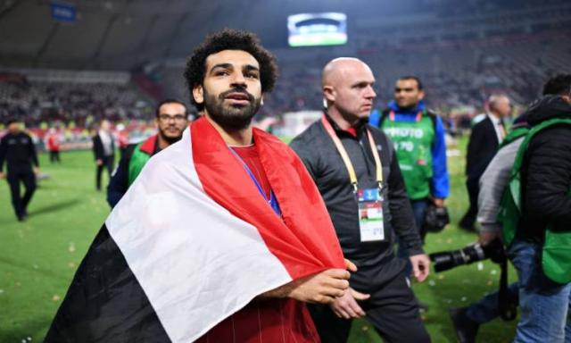 محمد صلاح يفع علم مصر في قطر