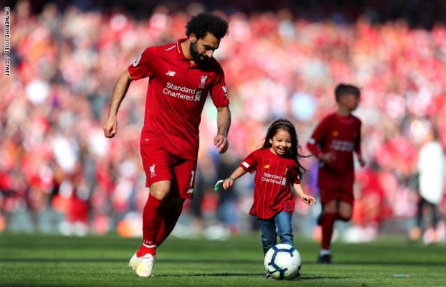 محمد صلاح يحتفل بالكريسماس مع أسرته