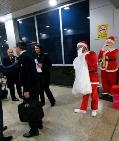 بابا نويل يستقبل السياح في مطار القاهرة